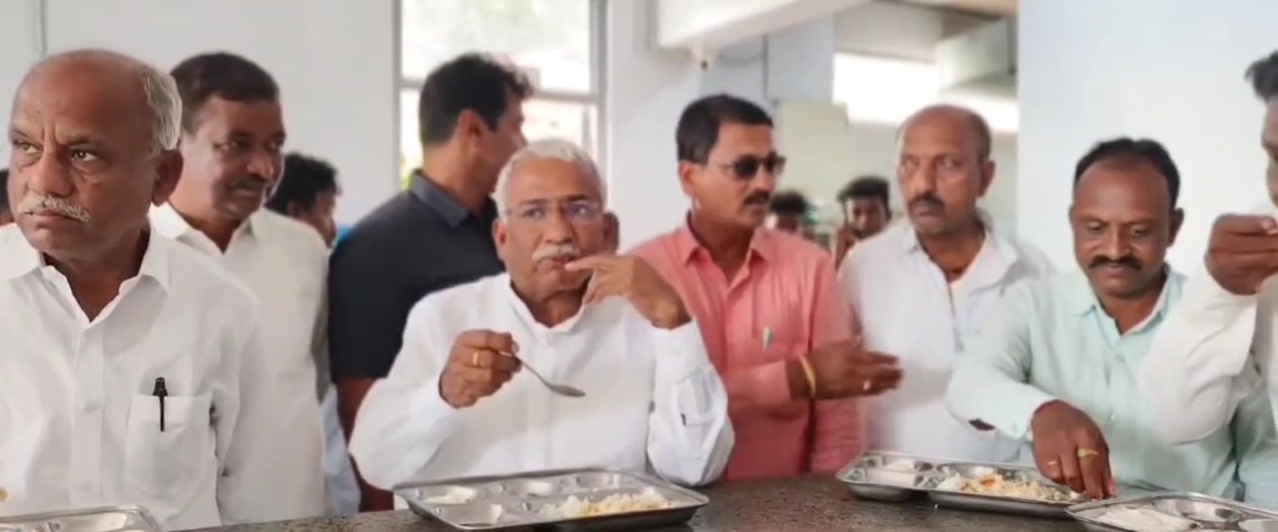 ಇಂದಿರಾ ಕ್ಯಾಂಟೀನಗೆ ಧಿಡೀರ್ ಭೇಟಿ ಕೊಟ್ಟ ಸಚಿವ ತಿಮ್ಮಾಪೂರ್, ಮುಂದೆ ಮಾಡಿದ್ದೇನು?